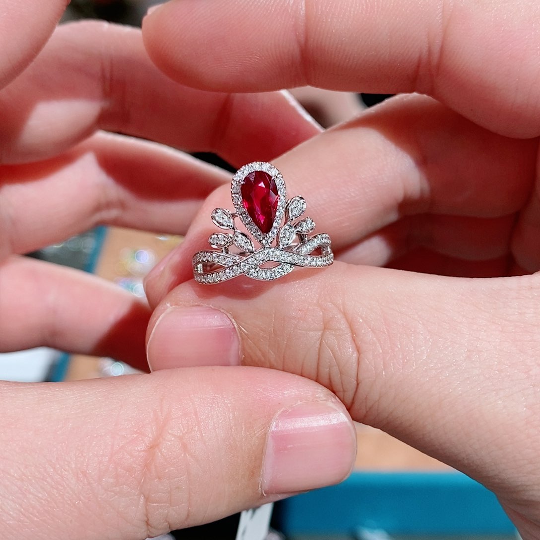 红宝石戒指18K金镶嵌吉尔德无烧鸽血红1.01克拉