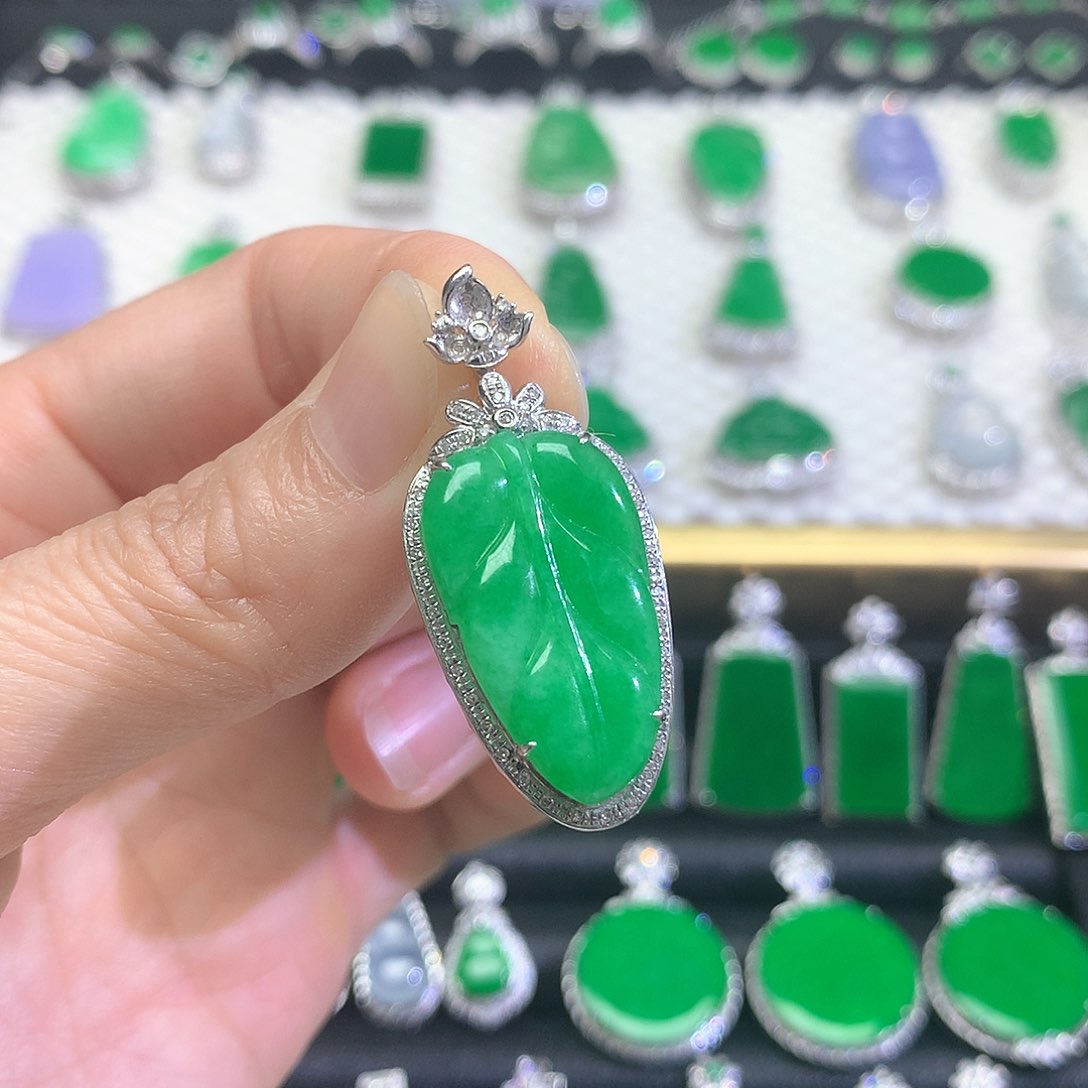 颈饰18K金镶嵌翡翠吊坠