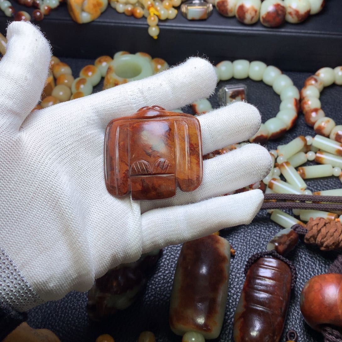 颈饰未镶嵌岫岩河磨玉（透闪石质玉）凡*