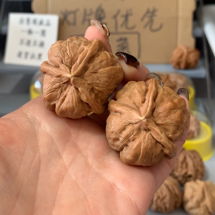 兵***春文玩核桃吊坠异形单只，有瑕疵