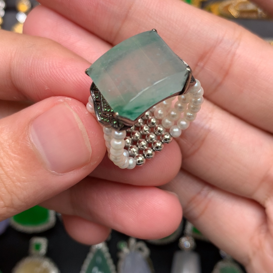 翡翠18K金镶嵌戒指