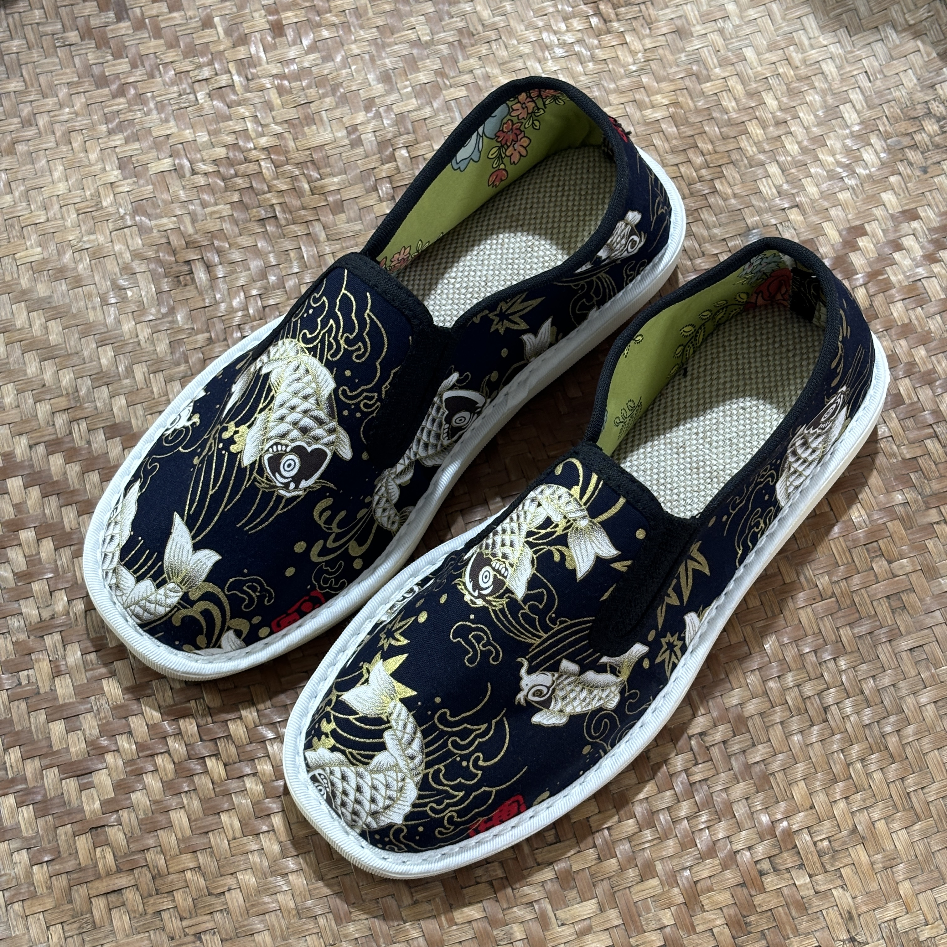 特价款何航夏季透气名族风藏青锦鲤松紧款布鞋