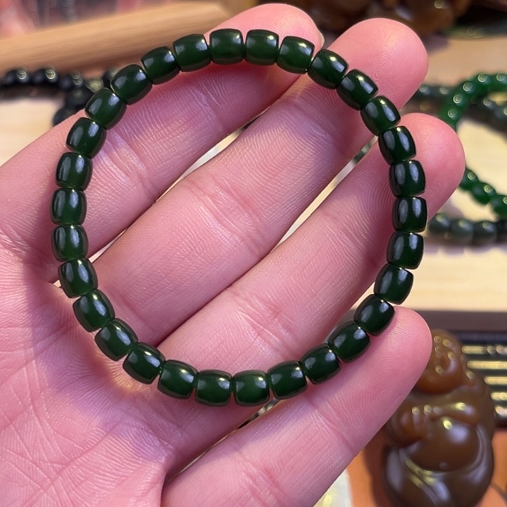 侨***外和田玉未镶嵌颈饰