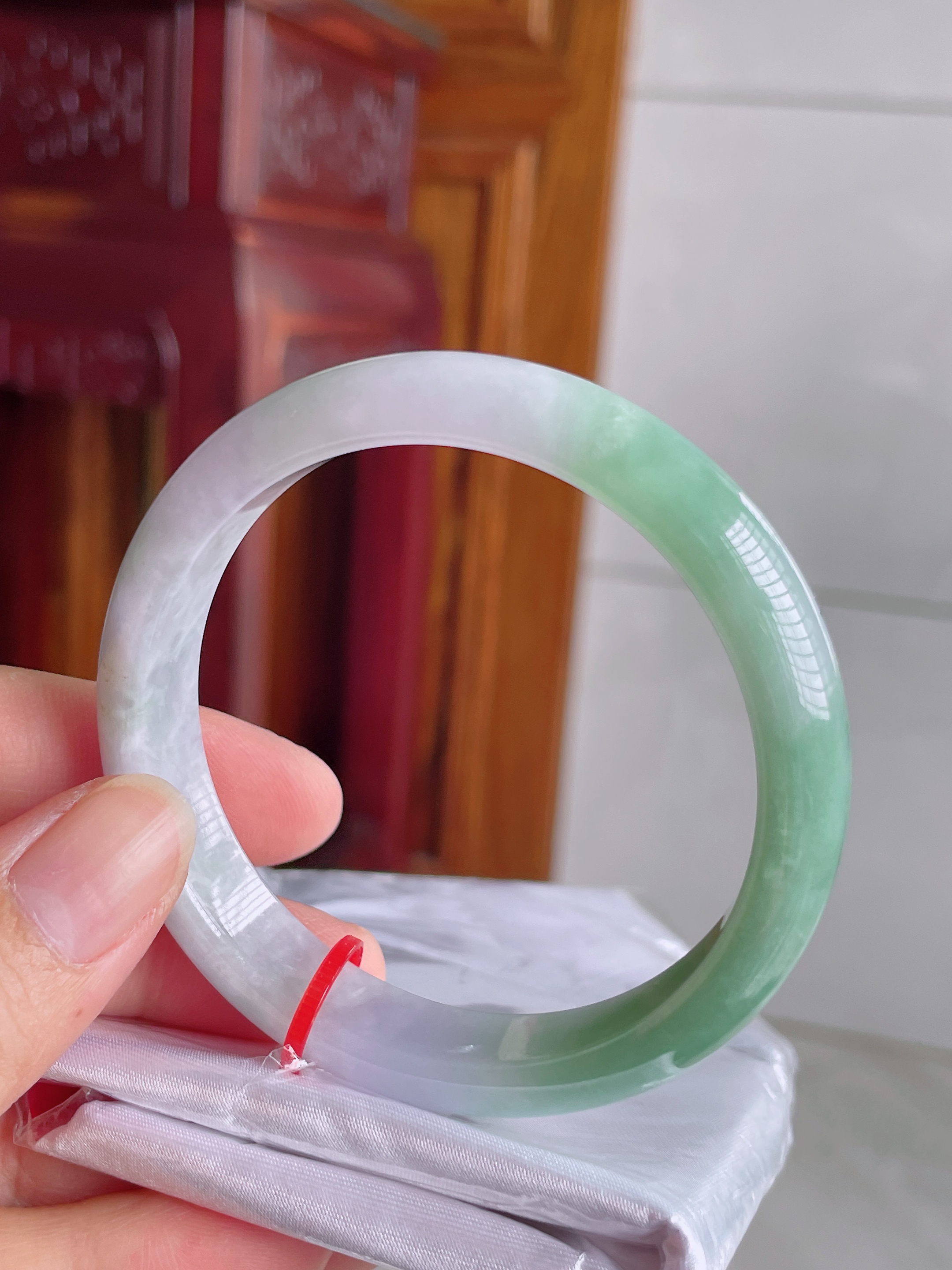 57-58圈淡春彩半山水翡翠手镯精美浅绿平安镯