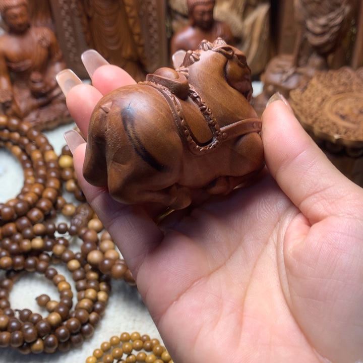 檀香木其他老山檀香手把件瑕疵