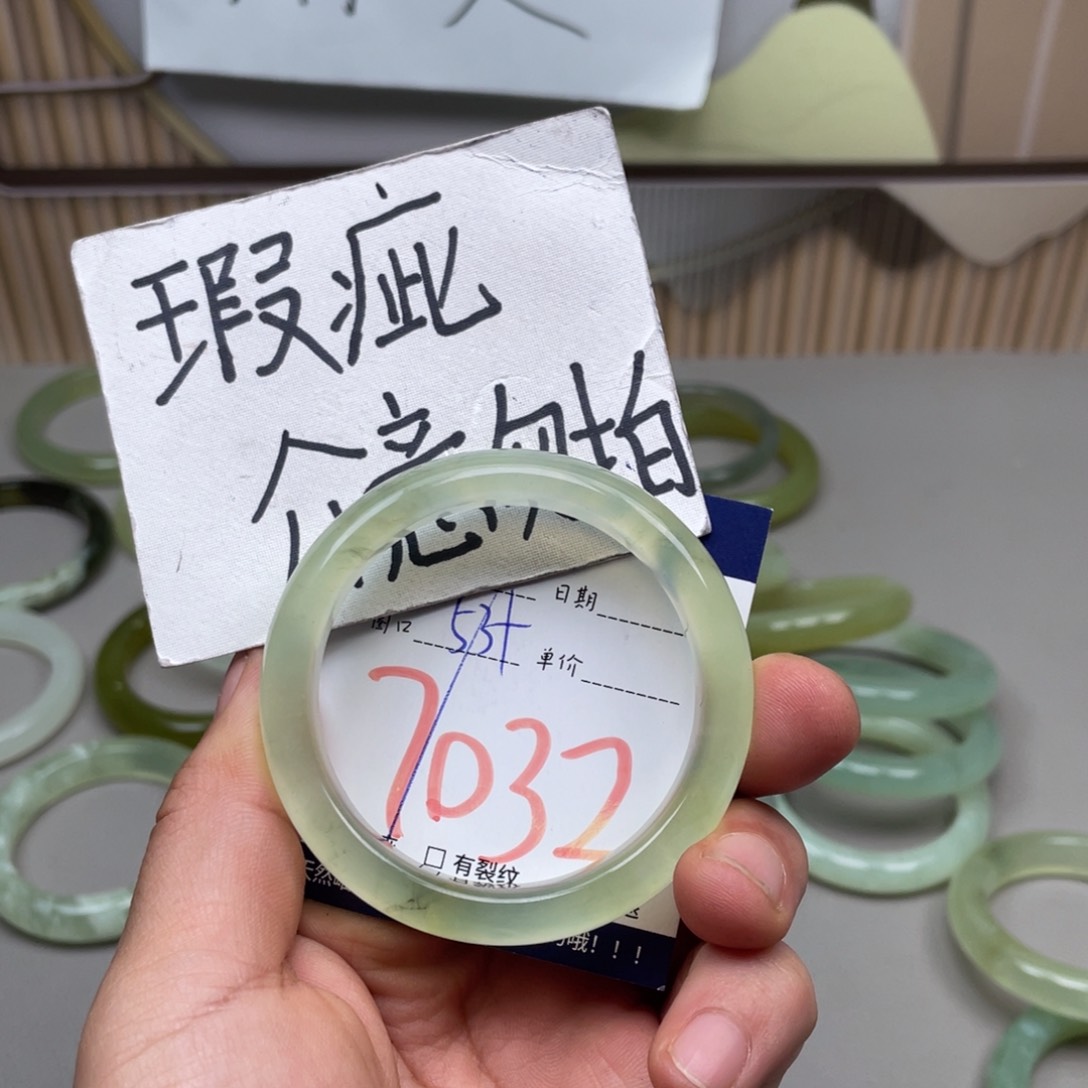 岫玉手镯手镯未镶嵌