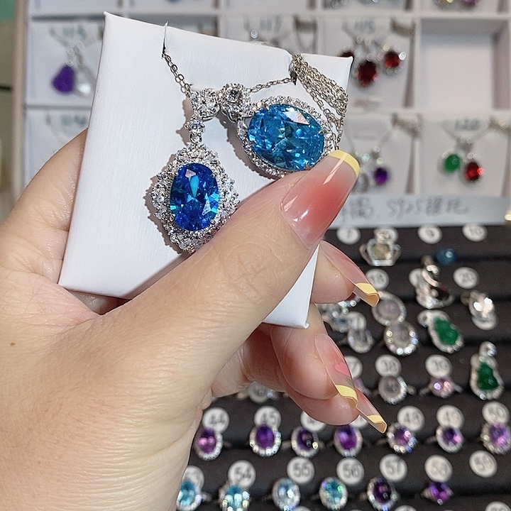 莓***恼颈饰水晶银S925镶嵌