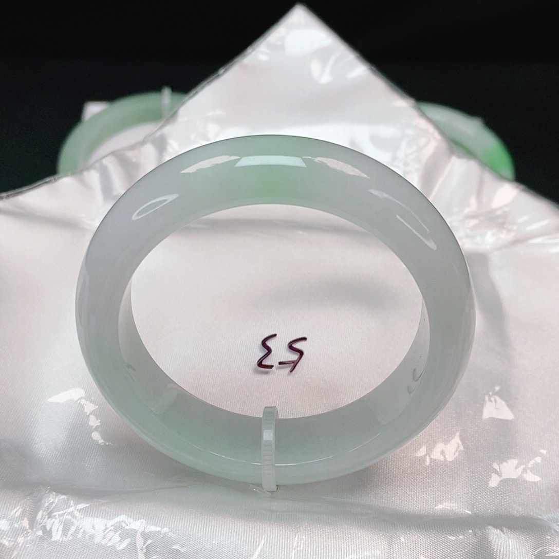 翡翠手镯未镶嵌轮胎