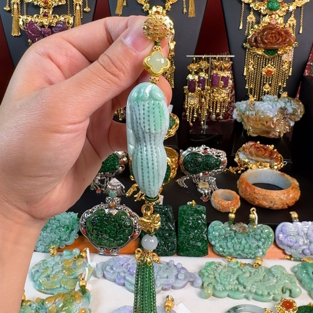 翡翠未镶嵌颈饰好事发生压襟 亏清