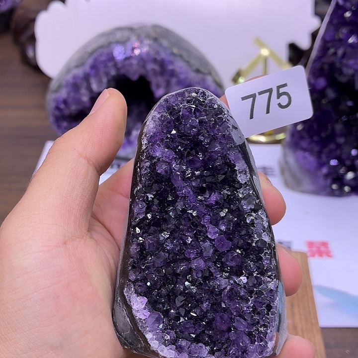 紫晶未镶嵌大型摆件（非配饰）