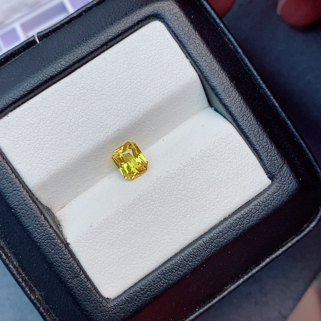 彩色蓝宝石裸石1.09ct 金丝雀