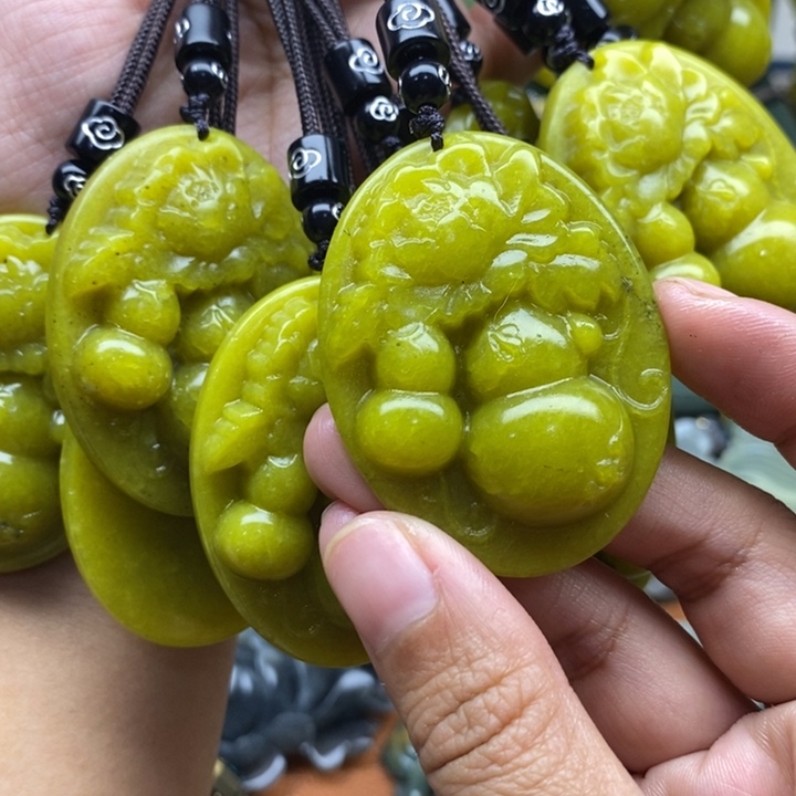 蛇纹石玉未镶嵌吊坠