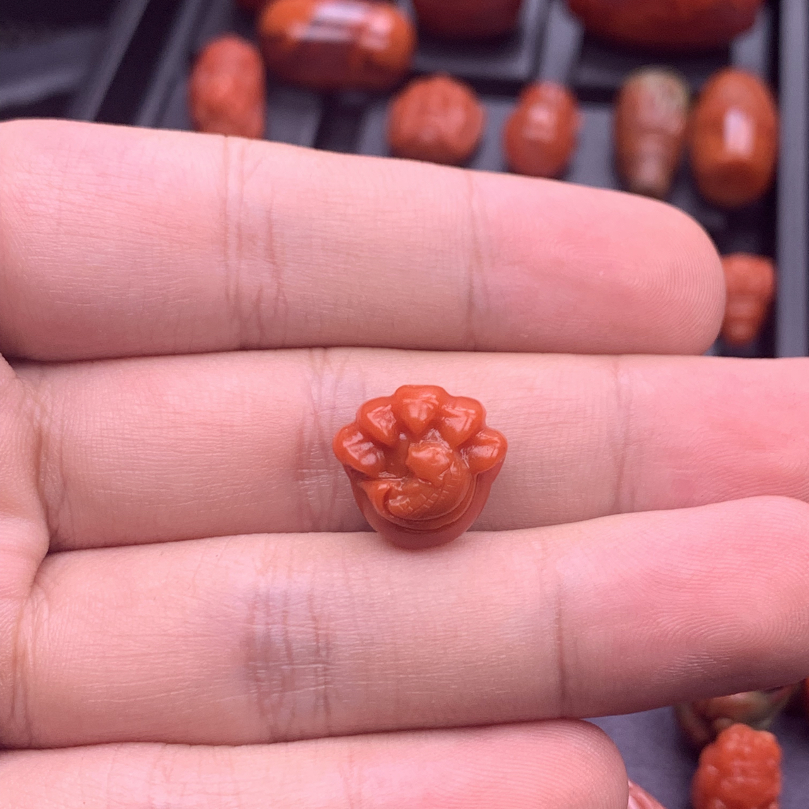 南红精工雕刻抓钱手14.8mm