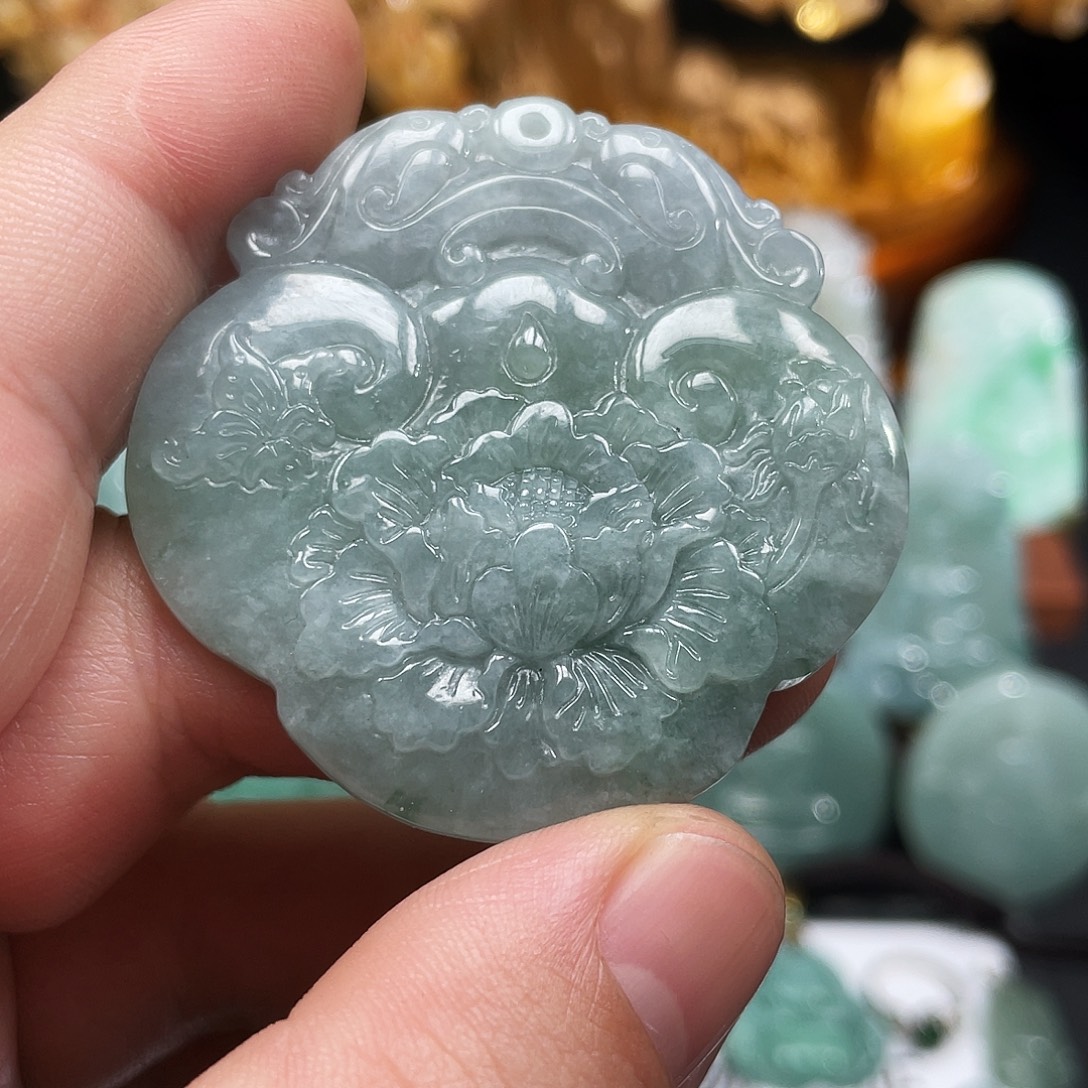 翡翠未镶嵌颈饰牡丹花