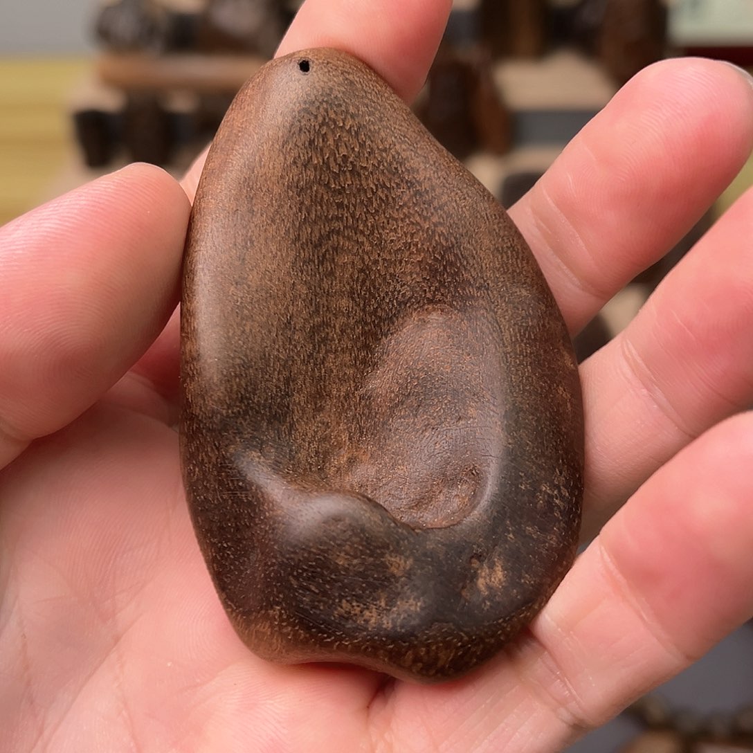 沉香吊坠远**游9分沉原料21克