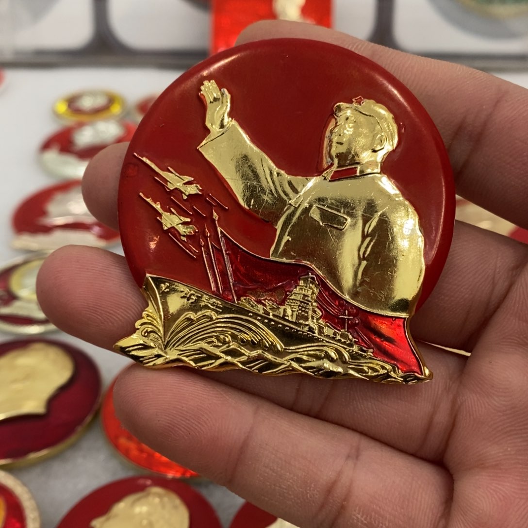 铝p*d红色纪念章招手