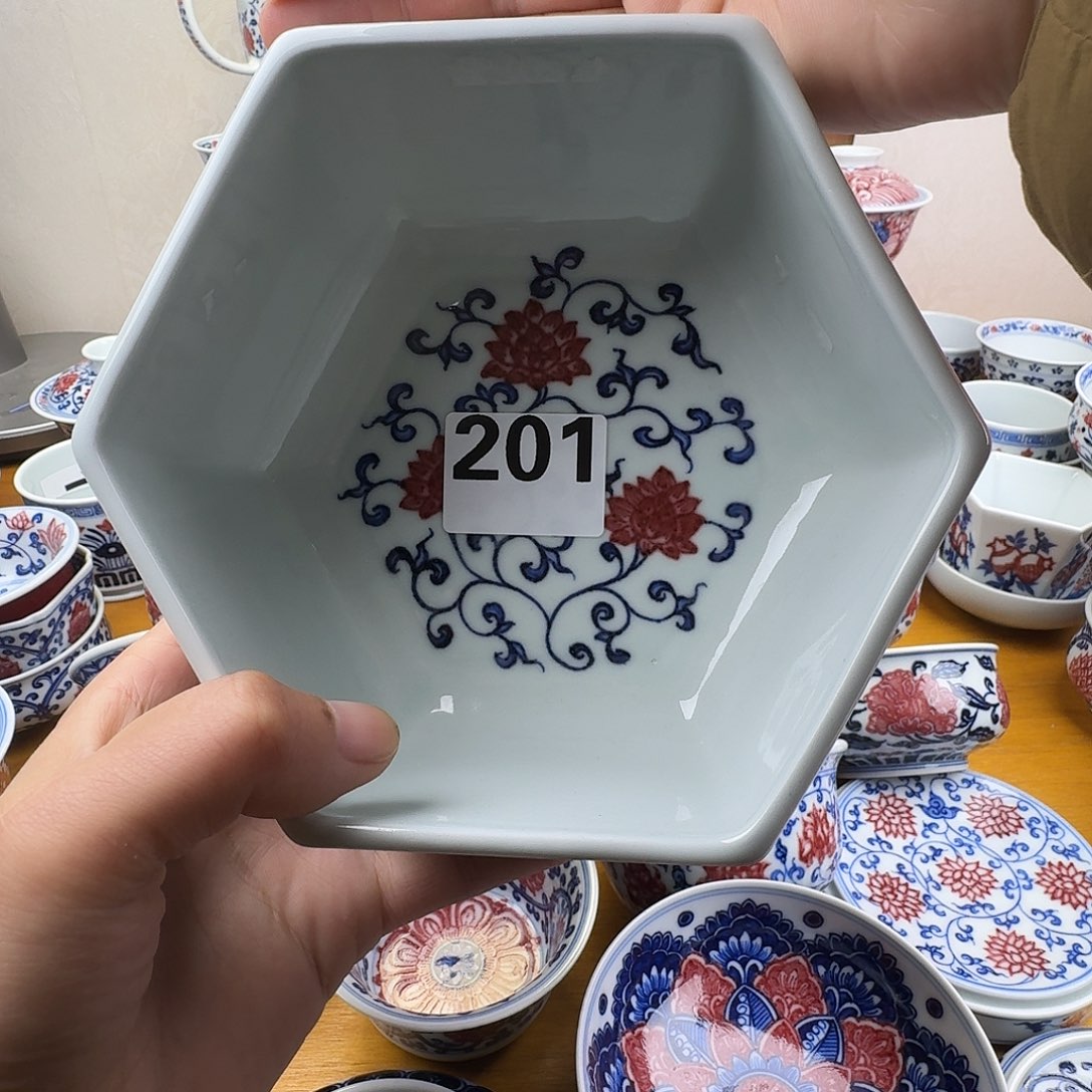 一***顺微瑕釉里红六方水洗