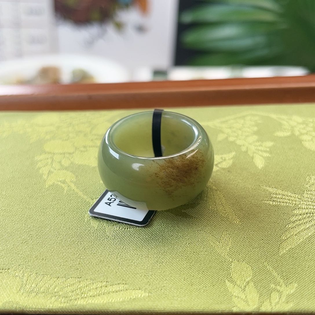 未镶嵌戒指和田玉c24 绿底飘糖墩墩16.2