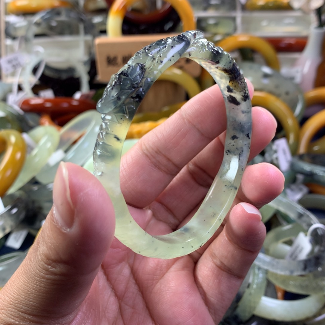蛇纹石玉手镯未镶嵌