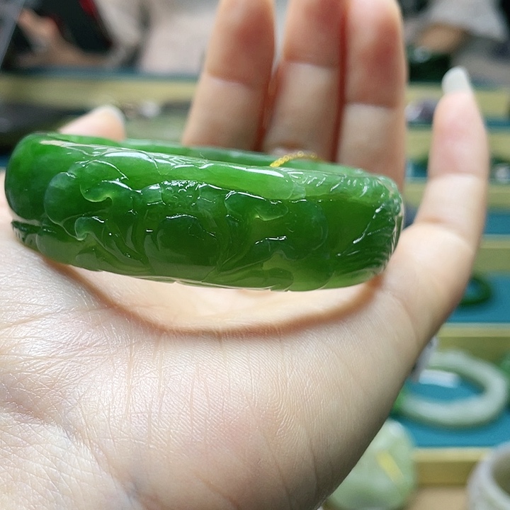 和田玉手57+圈口。编号72未镶嵌