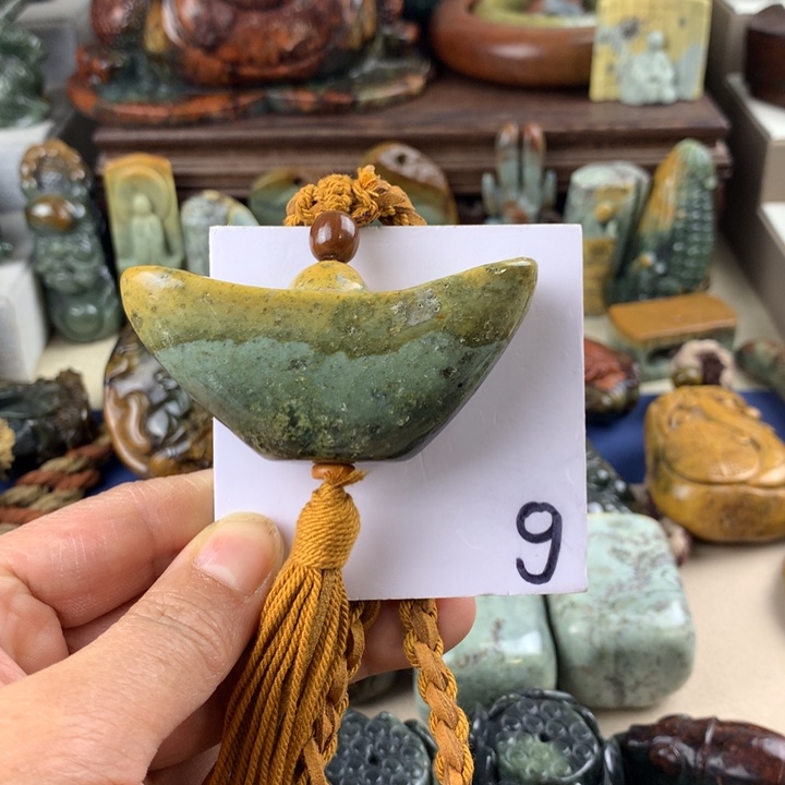 岫岩河磨玉（透闪石质玉）手把件有瑕未镶嵌