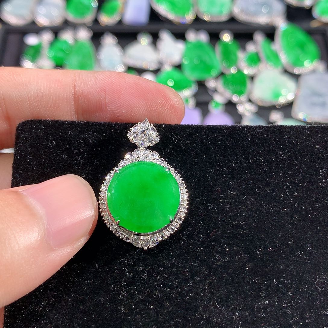 翡翠18K金镶嵌颈饰