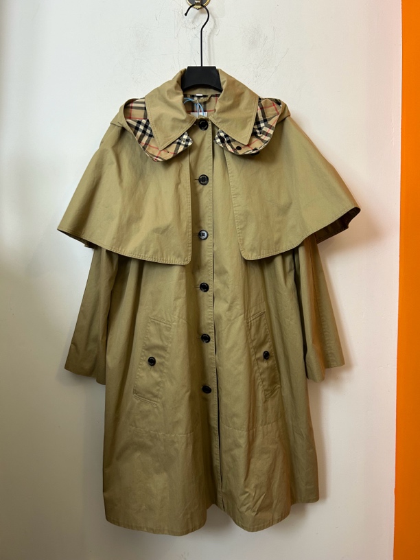 Burberry卡其色风衣外套95新