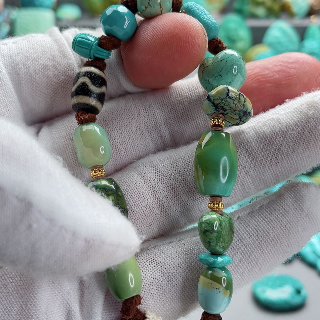 绿松石颈饰未镶嵌