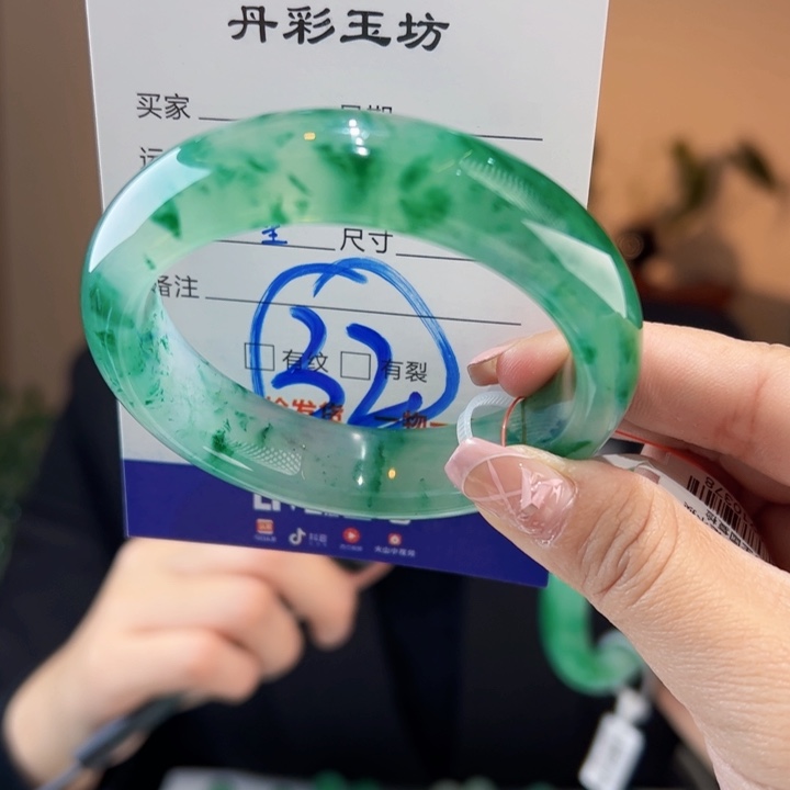 石英质玉手镯未镶嵌54圈