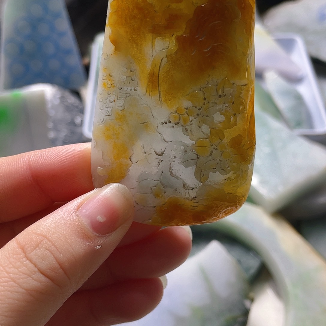 颈饰未镶嵌翡翠。