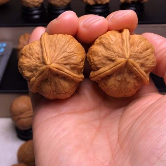 文玩核桃把件粗筋大三楞37