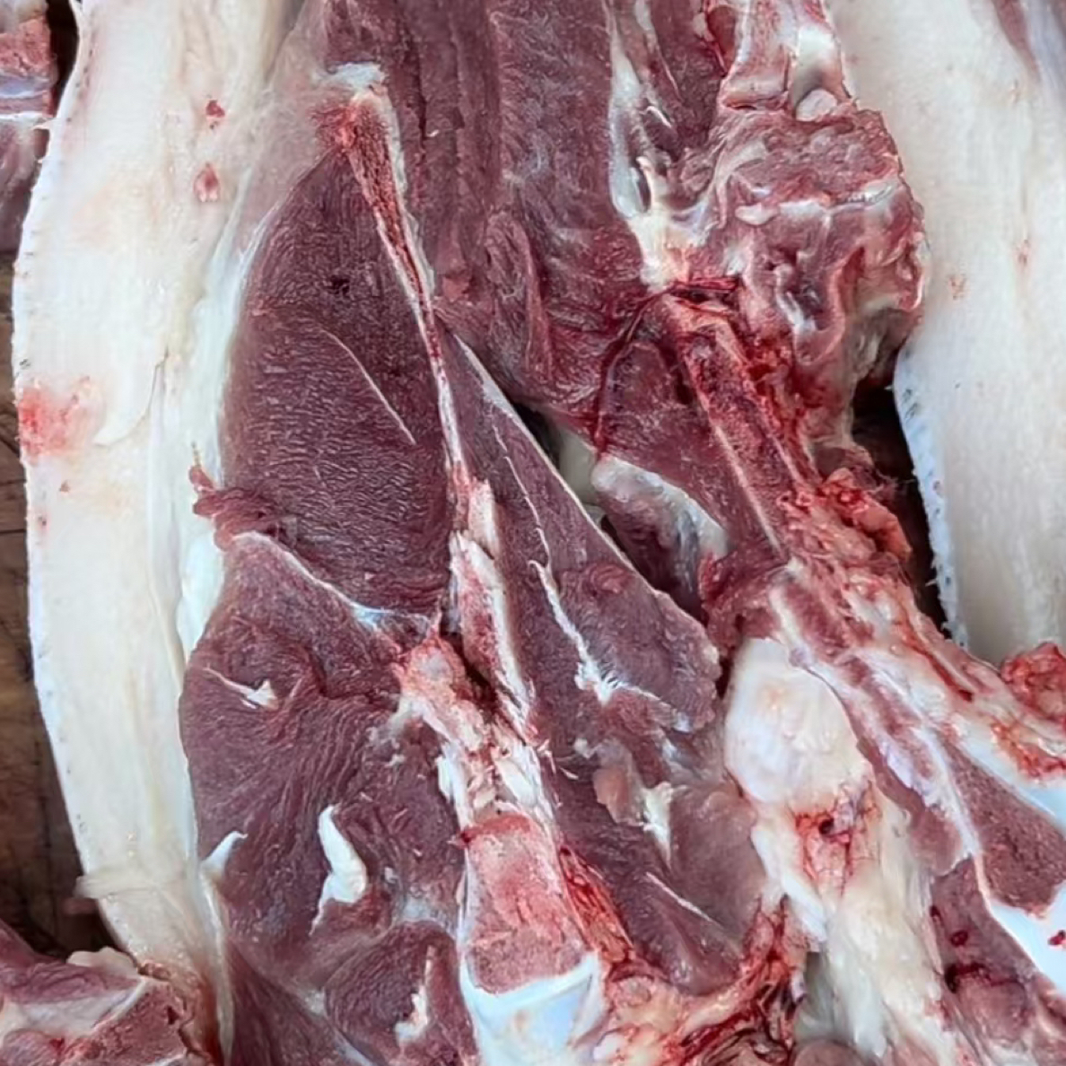 大别山区黑毛土猪，新鲜后腿肉