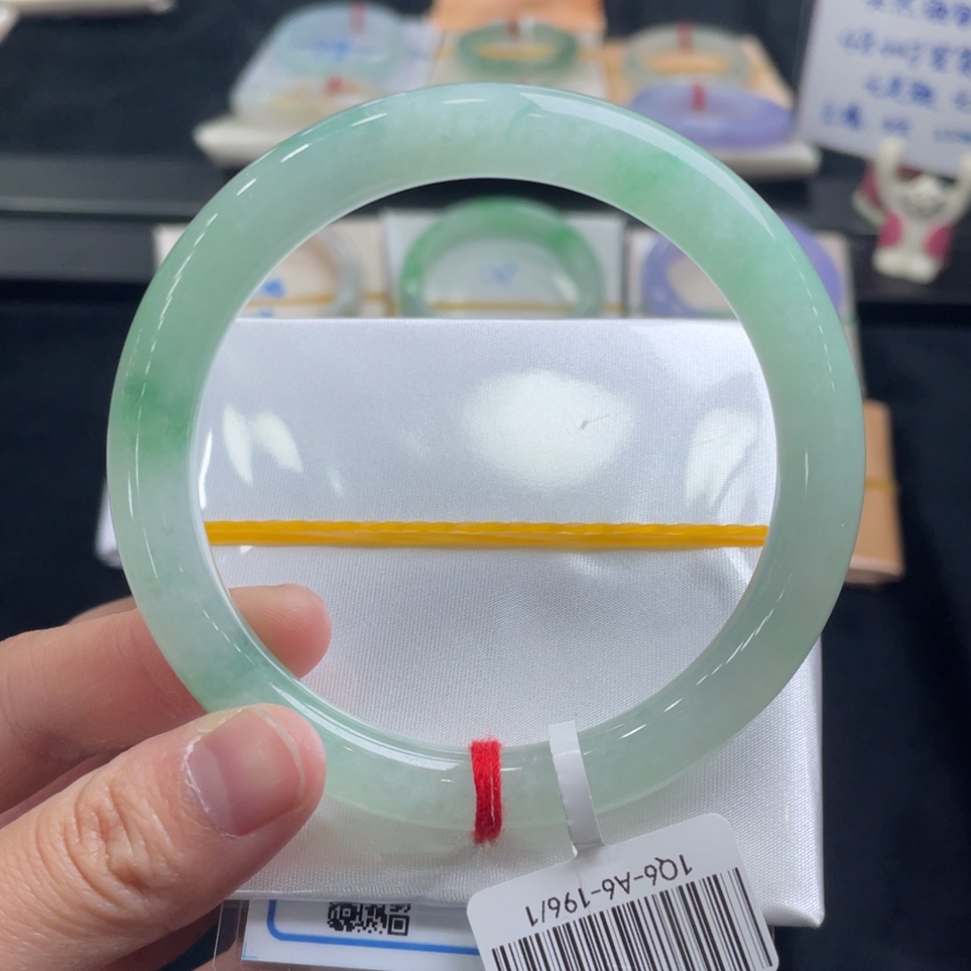 翡翠手镯未镶嵌翡翠手镯