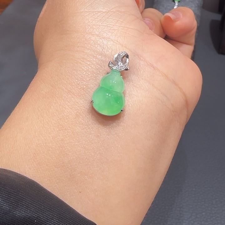 翡翠颈饰18K金镶嵌L葫芦