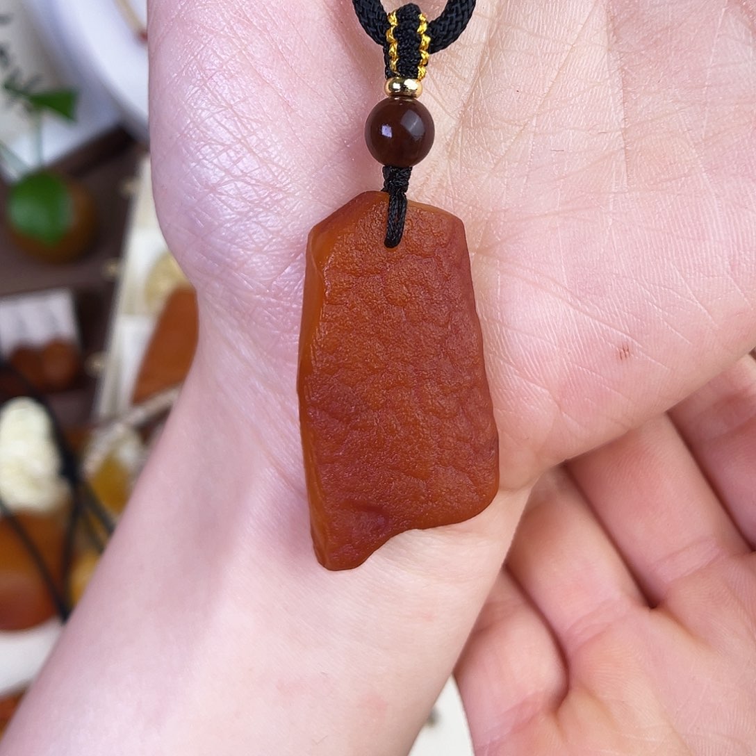 琥珀珠宝奇石未镶嵌。