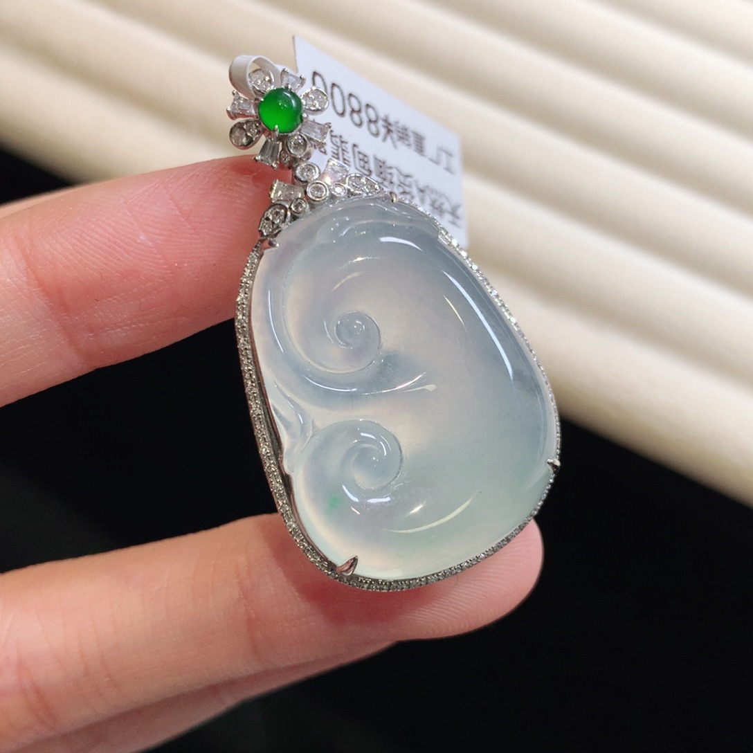 翡翠颈饰18K金镶嵌如意