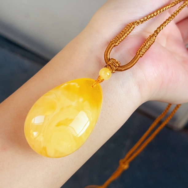 黄白花蜜蜡水滴吊坠，15.2克，尺寸46-31-18.2mm