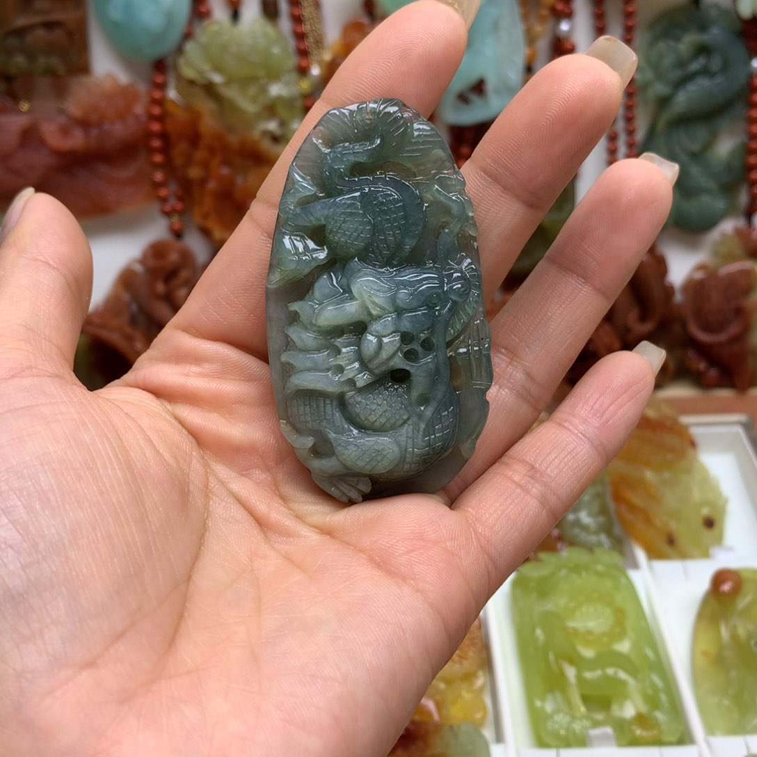 蛇纹石玉颈饰未镶嵌