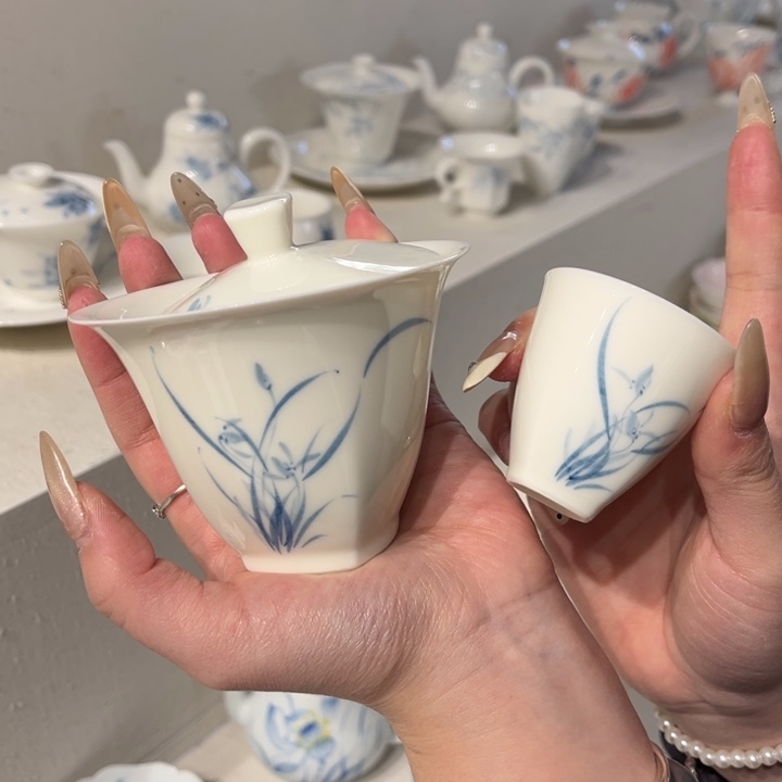 盖碗加茶杯。       