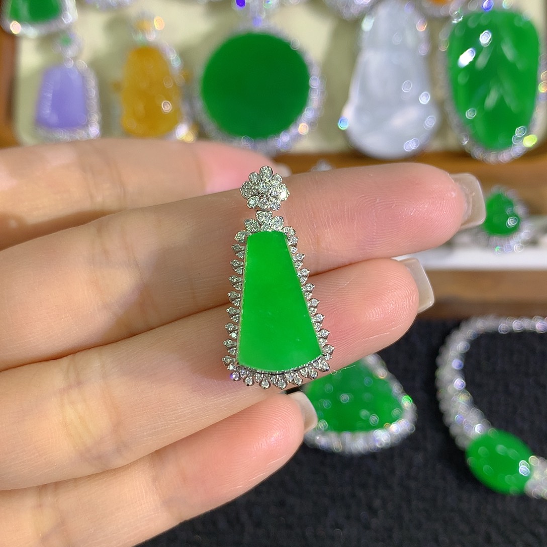 翡翠18K金镶嵌颈饰无事牌