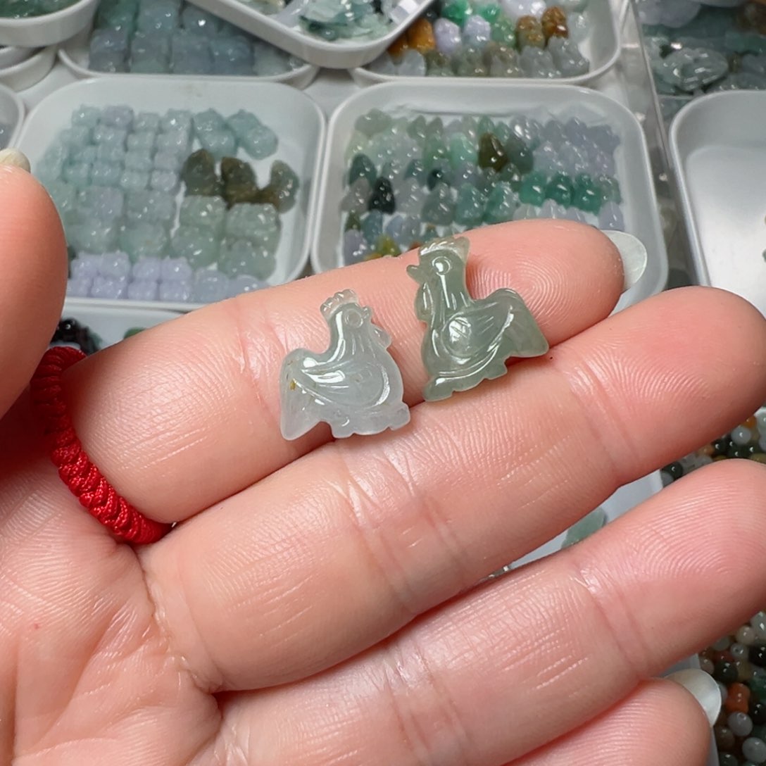 翡翠颈饰未镶嵌?***天通孔鸡一个