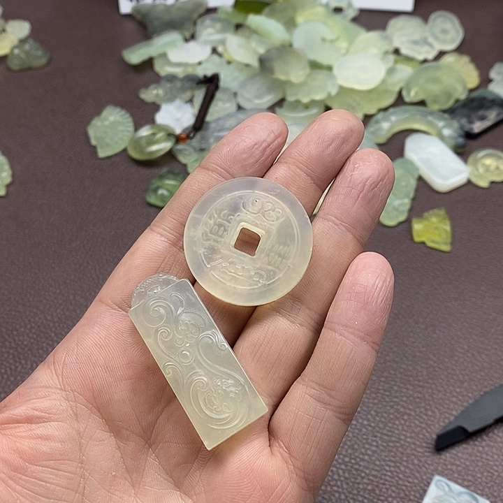 蛇纹石玉未镶嵌颈饰