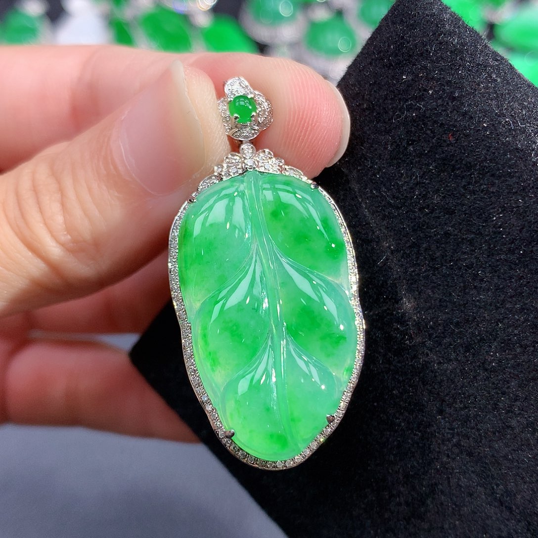 翡翠18K金镶嵌颈饰