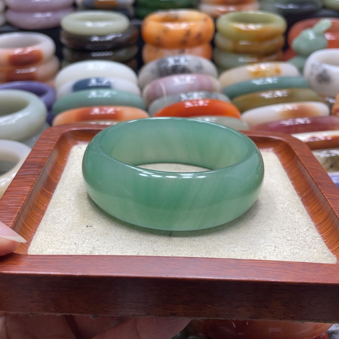 石英岩玉未镶嵌手镯