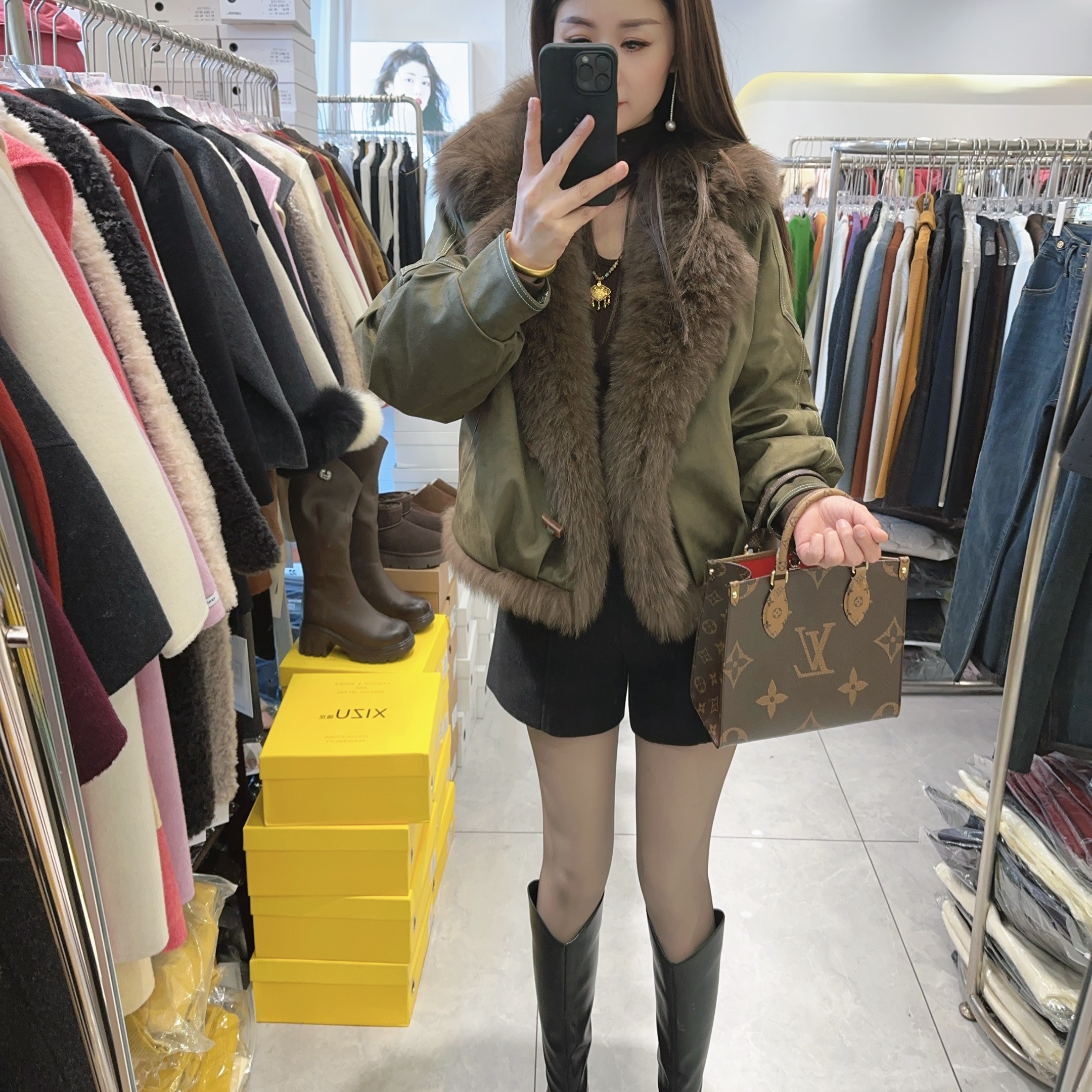 大毛领绿色羽绒服外套
