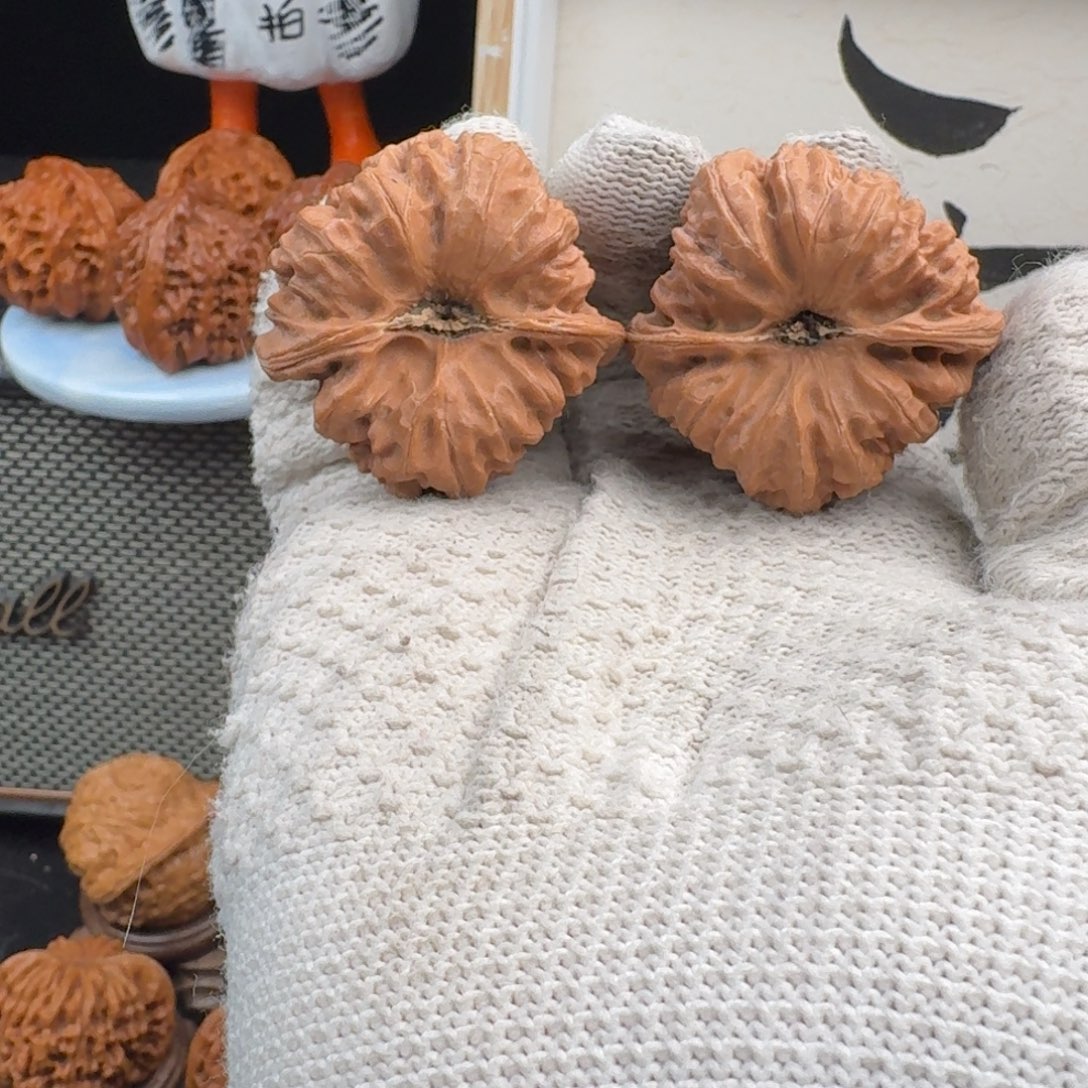 L***t文玩核桃吊坠4202凹底