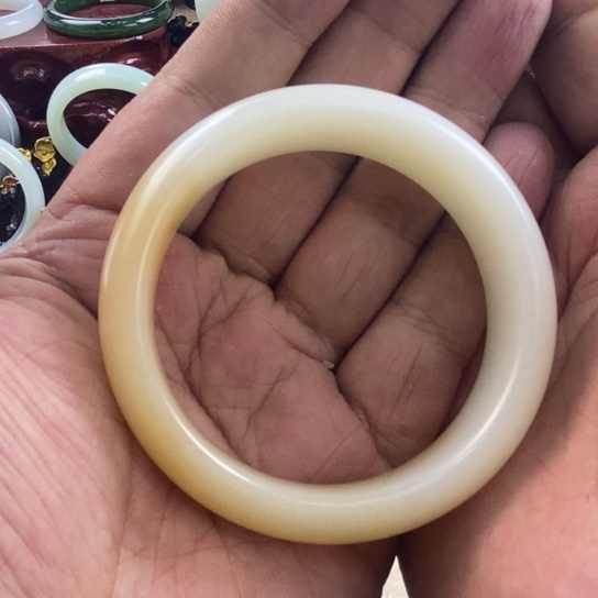 和田玉手镯未镶嵌?**芯