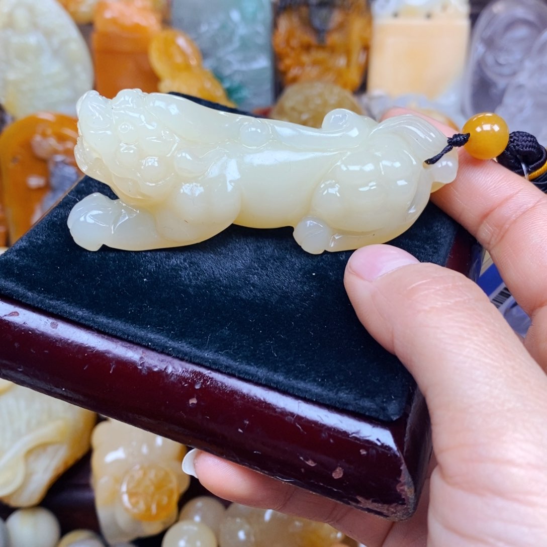石英质玉（黄龙玉）未镶嵌颈饰