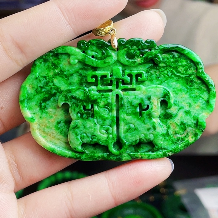 翡翠未镶嵌颈饰多样性