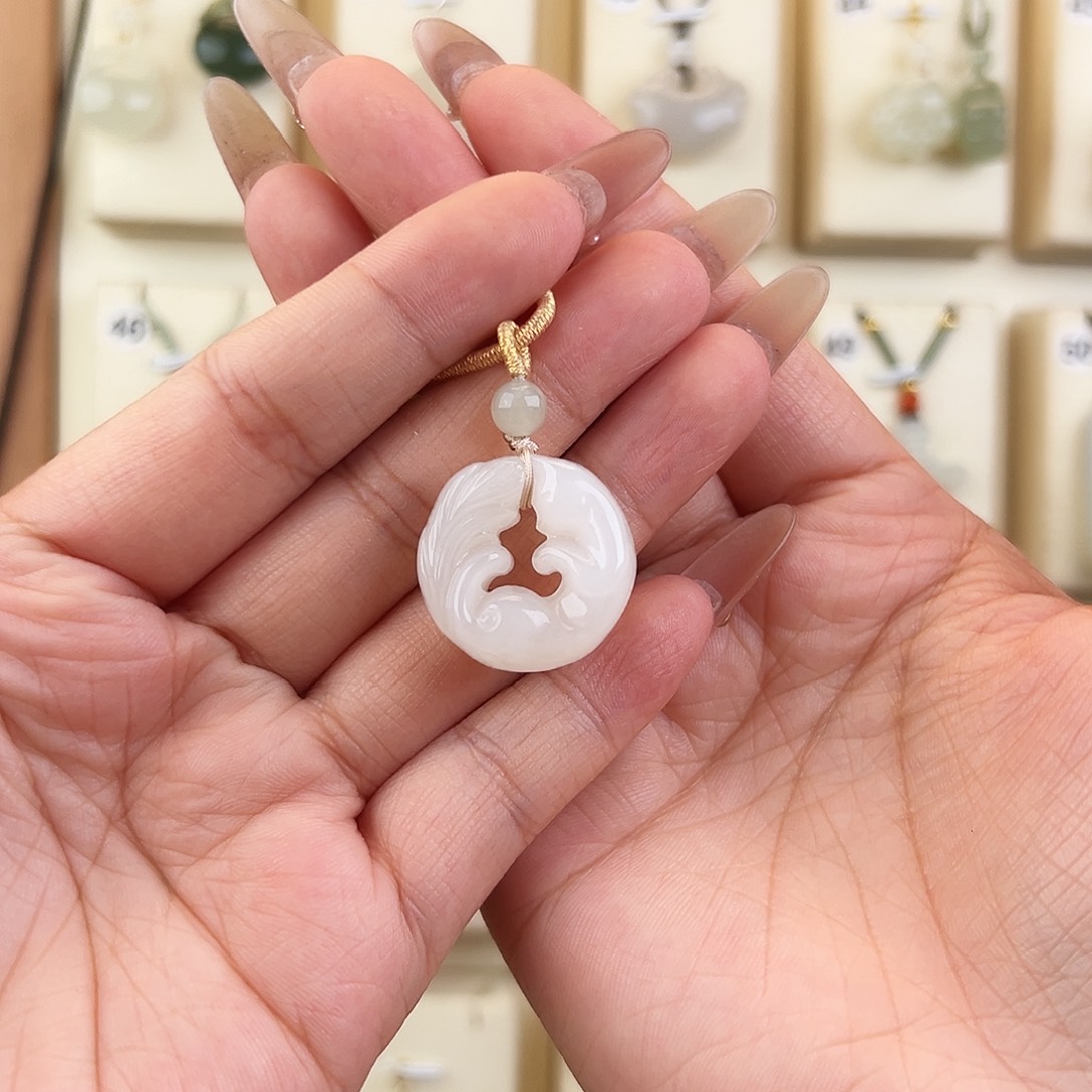 和田玉未镶嵌吊坠(赠链)